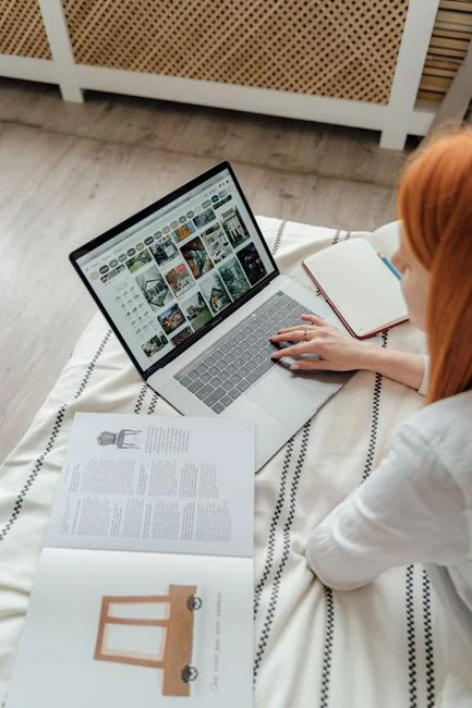 Un document de stratégie marketing posé sur un bureau, mettant en avant les éléments essentiels de la planification d’entreprise.