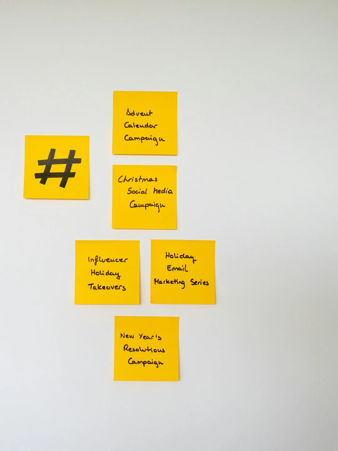 Vue en flat lay de supports de marque employeur sur une table de bureau, mettant en avant le marketing et le design.